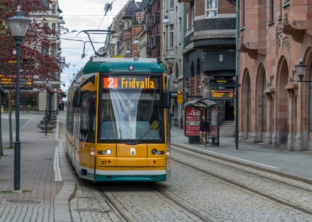 Tram of type M06 on Drottninggatan .