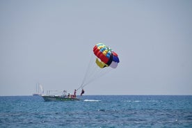 Santorini: Parasailing-Flugerlebnis am Black Beach