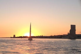 Cruzeiro pelo rio Tejo ao pôr do sol em Lisboa