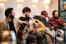 Maridaje de comida griega con música tradicional en Pagrati Atenas