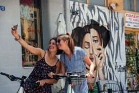 Tour de bicicleta de arte na rua de Atenas