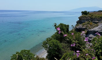 Photo of aerial view of waterfront view to the most popular village of Kallithea. It is located in the first peninsula of Halkidiki, Greece.