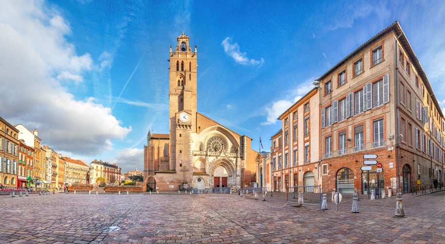 Photo of panorama of Saint-Etienne square with Saint Stephen's Cathredal in Toulouse.