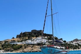 Passeio de barco privado de dia inteiro na Grécia com comida e bebida