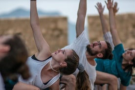 Mytisk yoga- og meditationsakropolis ved solopgang og solnedgang