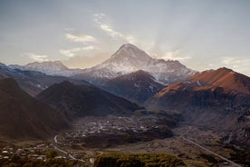 Tour privato di un'intera giornata a Kazbegi, alle cascate di Gveleti e al confine russo con pranzo