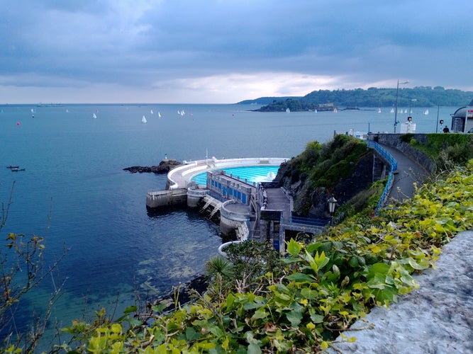 Plymouth Sound, with Tinside Lido visible, seen from Madeira Way. Plymouth, England, UK