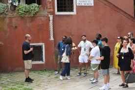 Venice: Unusual City Walk Through Rialto & Optional Gondola