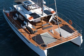 Santorini: Catamaran Caldera Cruise with Meal and Drinks