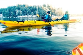 Vinterkajakpaddling och fikatur - öarna i Stockholms skärgård