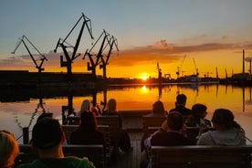 Pôr do sol no estaleiro e cruzeiro noturno na cidade velha