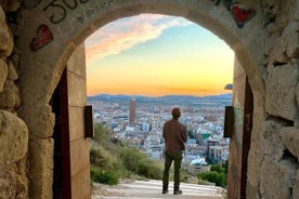 Excursão histórica para grupos pequenos em Alicante com degustação de tapas