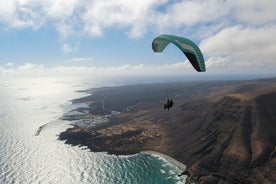 ディスカバリー フライト プロ パイロットによるランサローテ島のパラグライダー フライト