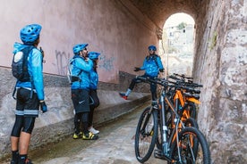 Visite guidée en vélo électrique en petit groupe de 3 heures de la côte de Sorrente avec pizza