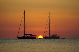 夕日と海岸沿いの半日ヨット エクスカーション