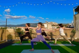 Yoga und Pilates im Freien mit Blick auf die Akropolis