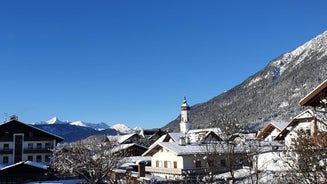 Bunter Hirsch Ferienwohnung im Garmischer Zentrum