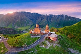 Tour privado de un día a Kazbegi y Gudauri