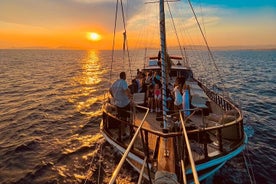 Crucero al atardecer en la Riviera de Atenas con aperitivos y bebidas incluidos.