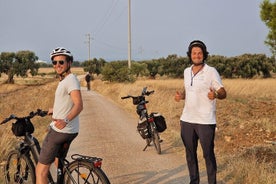 E-Bike-Tour Ostuni. Jahrhundertealte Olivenbäume, Ölmühle und Dolmen