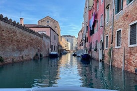 Venedig: Die versteckten Kanäle auf einem Elektroboot