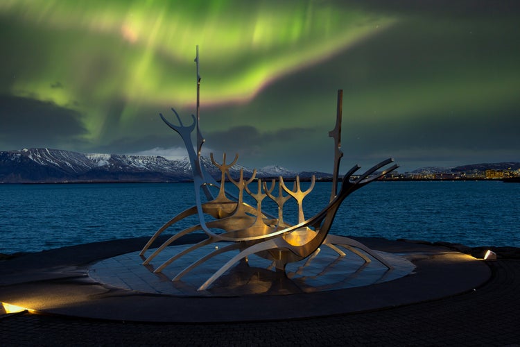  Aurora Borealis in downtown Reykjavik.jpg