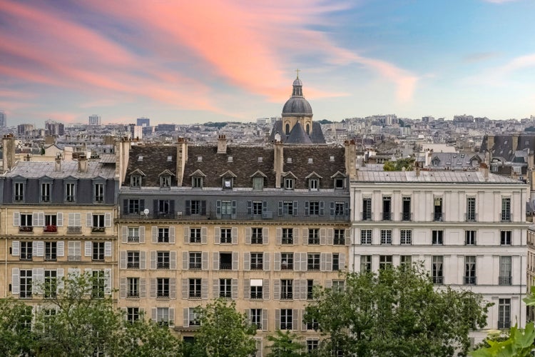 photo off view of Paris, ile saint-louis and quai de Bethune, beautiful ancient buildings, sunset