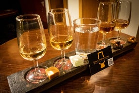 Whisky-Verkostung am Nachmittag in einer traditionellen Bar in Edinburgh