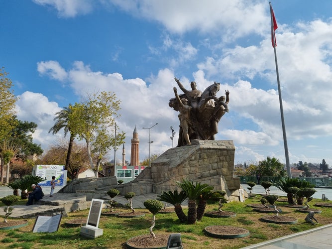 2023-01-17_Equestrian_statue_of_Atatürk,_Antalya.jpg