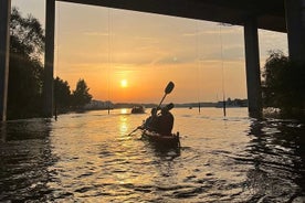 Passeio de caiaque ao pôr do sol no centro de Estocolmo e Fika sueca