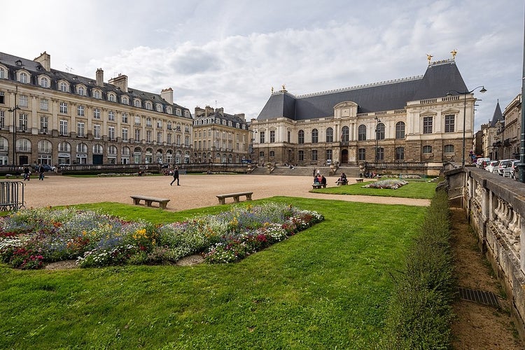 Vue_sud-est_de_la_place_du_parlement_de_Bretagne,_Rennes,_France.jpg