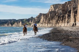 Santorini Ridning till Black Sandy Beach