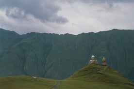 Yksityinen pyöräilykierros Kazbegissa Tbilisistä