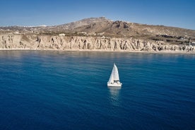 Santorini: Private Caldera-Katamaranfahrt mit Essen und Getränken