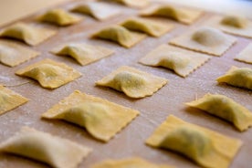 Clases privadas de pasta y tiramisú en la casa de una Cesarina con degustación en Forlì