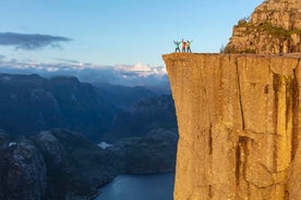 Stavanger: Preikestolen sólarupprásarganga með morgunverðarhlaðborði