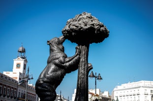 Statue of the Bear and the Strawberry Tree