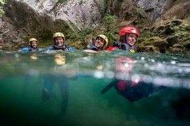 スプリトまたはザドバリェからのCetina River Adventureでのキャニオニング