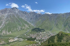 Excursion d'une journée à Kazbegi avec Khinkali et vin inclus