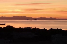 Passeio ao pôr do sol no mar com barco tradicional na Baía de Parikia - Paros