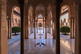 Toegang zonder wachtrij: Alhambra-tour en Granada Hamam