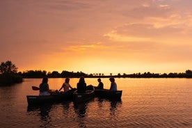 Pieni ryhmäopastettu auringonlaskun kanoottikierros Waterlandissa illallisen kera