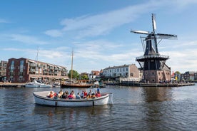 Haarlem: Canal tour + Dutch Windmill de Adriaan tour