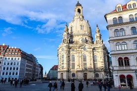 Offentlig omvisning i gamlebyen inkludert et besøk til det indre av Frauenkirche