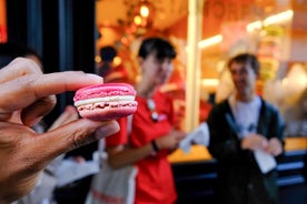 Visite en petit groupe à Paris : dégustation de vin, de fromage et de pâtisseries dans le Marais