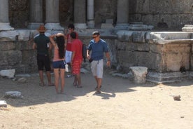 Antike Stadt Side – Antikes Theater von Aspendos. Kursunlu-Wasserfall