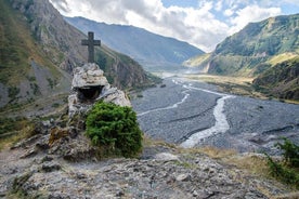 Kazbegi – Halbtägige private Tour zur Dariali-Schlucht und zu den Wasserfällen