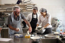 Clase de cocina griega en Atenas, incluida cena en la azotea con vistas a la Acrópolis