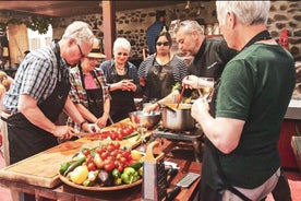 Aula de culinária e degustação de vinhos em Santorini