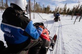 Motos de nieve y pesca en el hielo en Apukka Resort, Rovaniemi